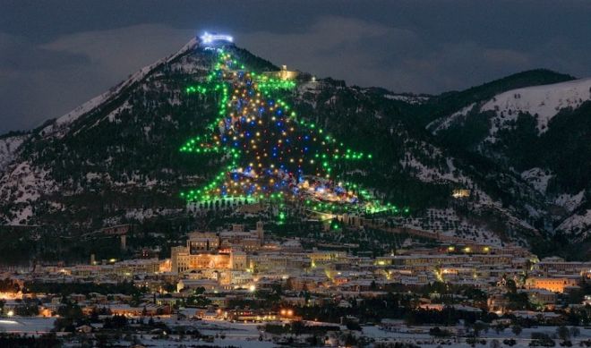 11 самых впечатляющих рождественских елок в мире 6
