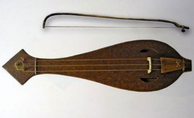 старинная трехструнная скрипка