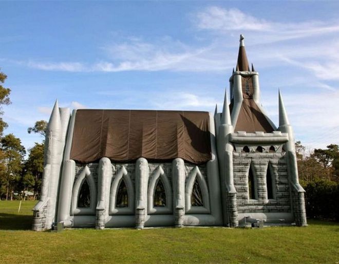Надувная церковь