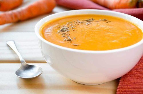 Кремовый суп из моркови и куркумы