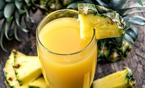 Свежий ананасовый сок