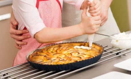 Подготовка пирогов с яблоками