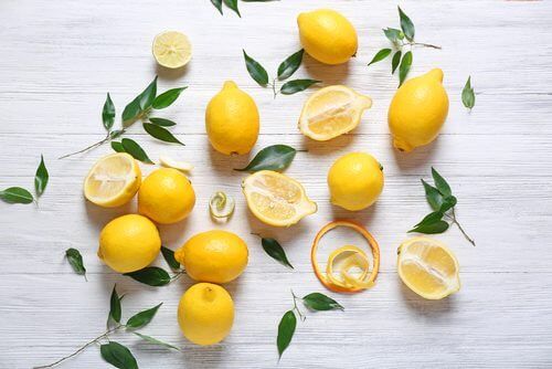 Свежие лимоны на лимонаде