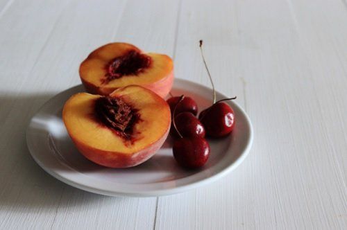 Сладкие вишни и персики