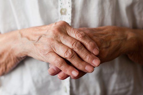 Артрит в руках может быть вызван протекающим кишечным синдромом
