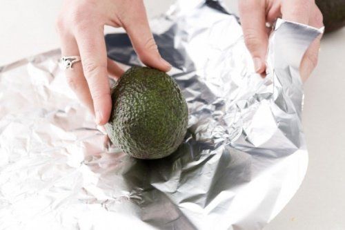 Обертывание авокадо с фольгой