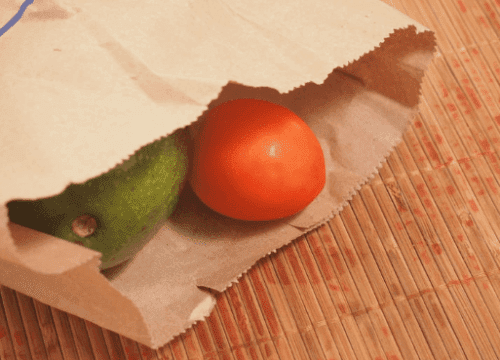 Авокадо и помидор в бумажном пакете