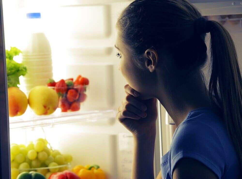 бессонница, женщина смотрит в холодильник по ночам
