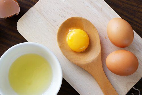 Яйцо куриный яичный желток на шелковистых волосах