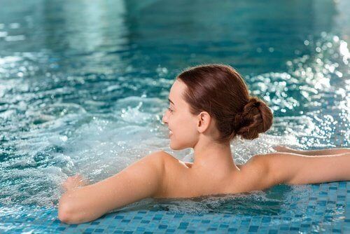 Улыбка женщины в бассейне и боли в спине