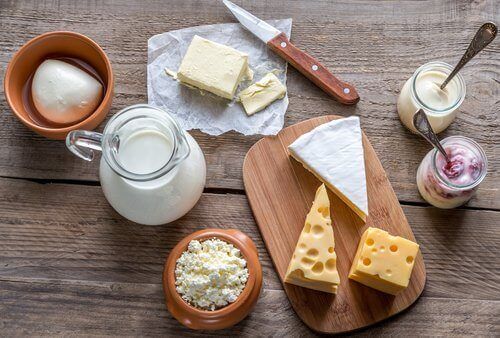 сыр, молочные продукты могут вызвать боль в животе