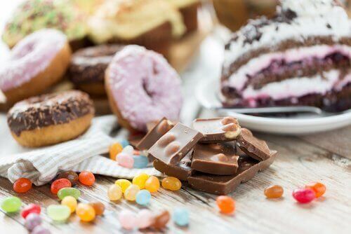 печенье, сахар может вызвать боль в животе