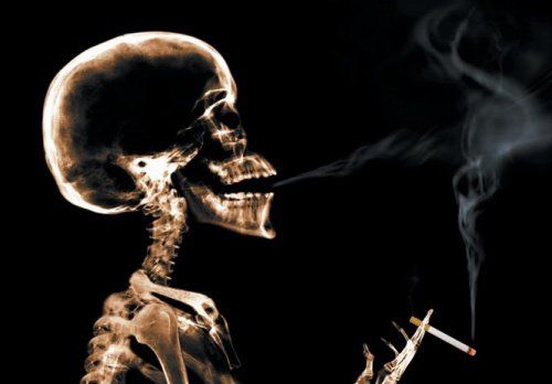 Скелет курит сигарету