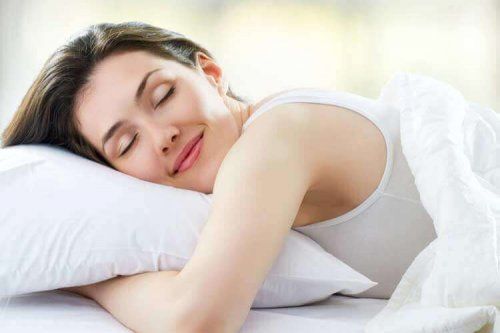 спящая женщина, которая знает, что без сна, быстрая потеря веса невозможна