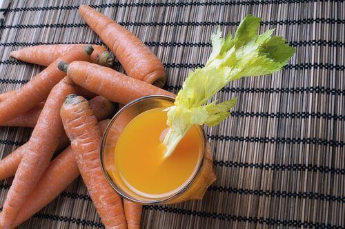 Морковный сок для двоеточия