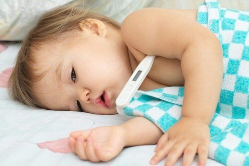 Маленький ребенок с термометром и вирус Коксаки