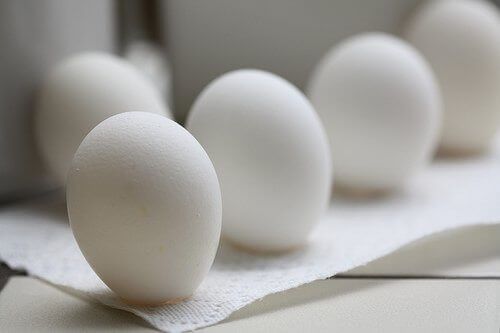 Белые яйца