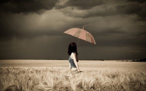 Женщина с зонтиком в поле.