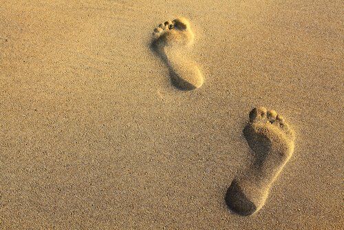 Следы ног в песке