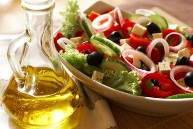 салат и оливковое масло
