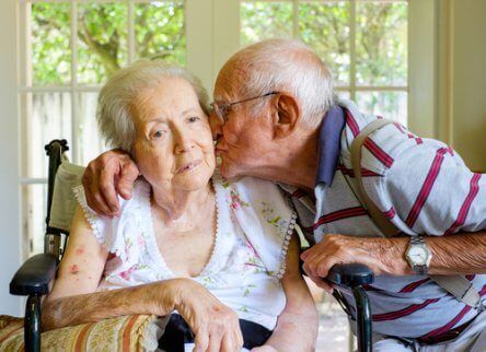 Сенильная деменция, два пожилых человека