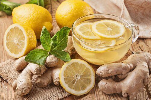 Вода с дезинтоксикацией лимона и имбиря и печени