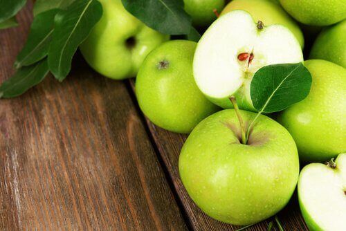 Свежие зеленые яблоки
