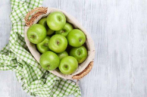 зеленые яблоки и детоксикационные салаты