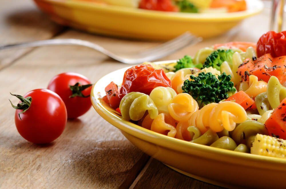 Тарелка из макарон с овощами