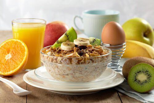 Здоровый диетический завтрак - мюсли, яйцо, фрукты