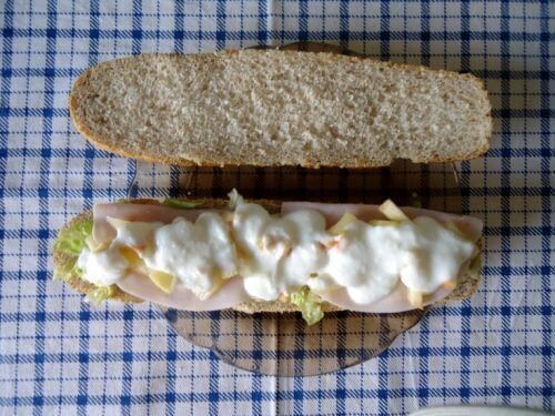 Диетический завтрак - бутерброд с ветчиной и майонезом