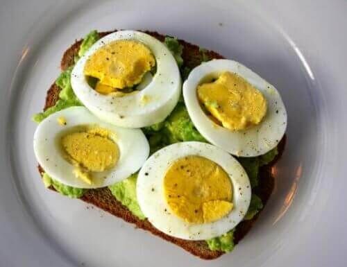 Диетический завтрак - сэндвич с яйцом