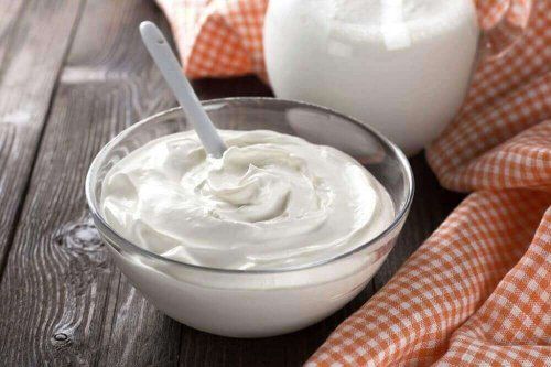 Маска с йогуртом и содовой полезно, если вы страдаете от сухих волос