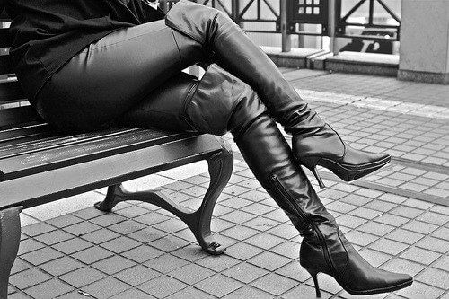 Ноги женщины, сидящей на скамейке