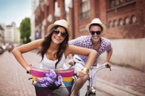 Веселая счастливая пара на велосипеде