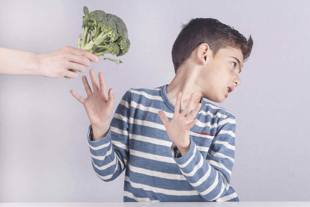 Мальчик отказывается от овощей.