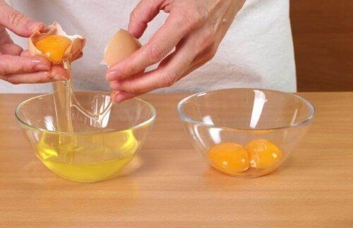 Яйцо-белки - отличное домашнее средство для ухода за кожей.