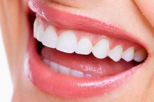 Белые здоровые зубы