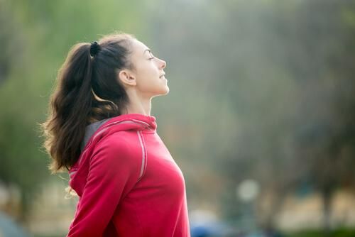 Физическая активность - женщина практикует снаружи