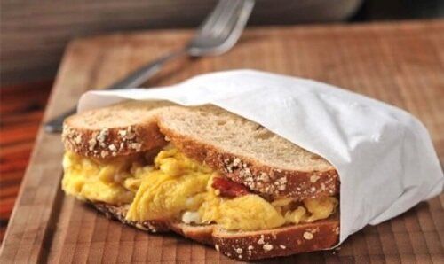 Яйцо сэндвич - отличная идея для горячего завтрака.