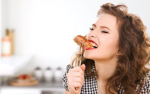 Женщина ест