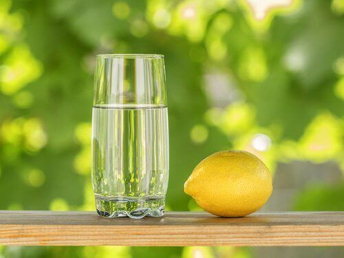 лимон и вода