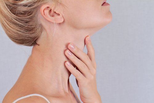 Гипотиреоз, женщина, касающаяся щитовидной железы
