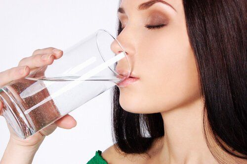 Женщина - питьевая вода
