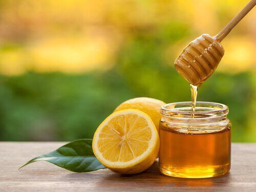 кувшин с медом и лимоном