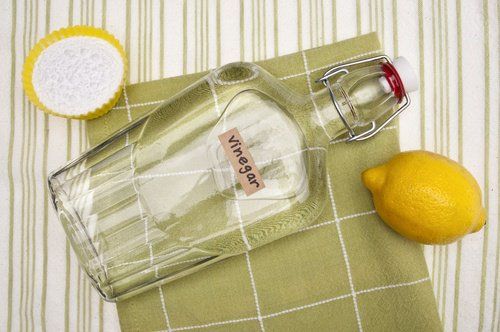 Бутылка уксуса с солью и лимоном