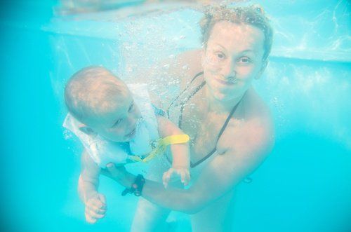 Мать с ребенком в бассейне