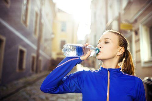 женщина пьет воду Идеальная фигура
