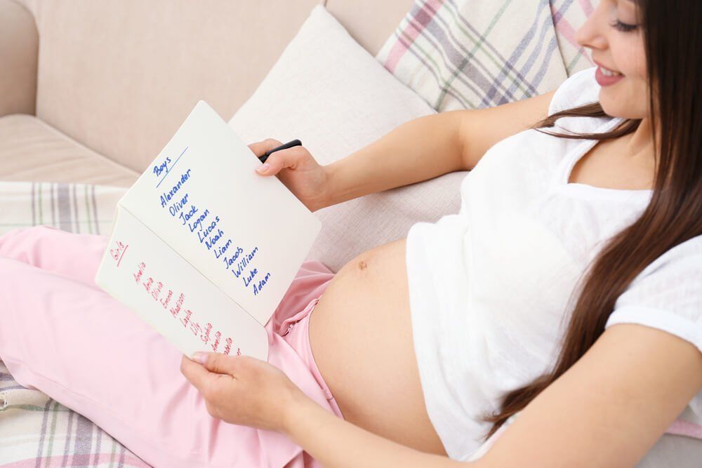 Беременная женщина со списком имен