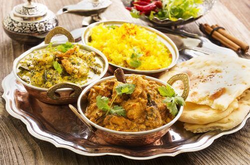 Индийская еда на подносе